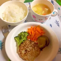 Snapdishの料理写真:1歳4ヶ月の息子ごはん(*^_^*)

今日は豆腐ハンバーグ✨✨|えりえいたさん