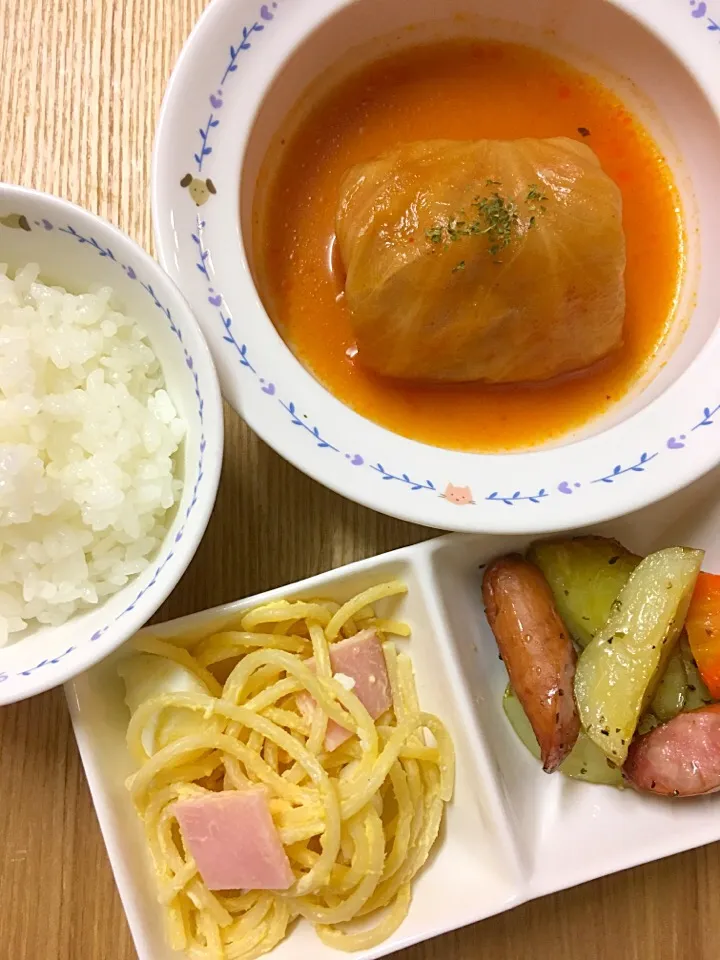 Snapdishの料理写真:ロールキャベツ、スパゲティーサラダ、野菜とソーセージのオーブン焼き、ご飯

#ムスメご飯|mossan＠OSAKAさん