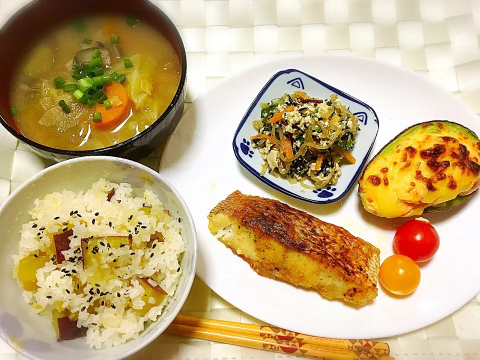 さつまいもごはん、鯛のソテー、明太アボカド、ほうれん草の白和え、野菜たっぷりみそ汁🍚🍠🐟🥑🥗🍲|くろねこっく🐈‍⬛さん