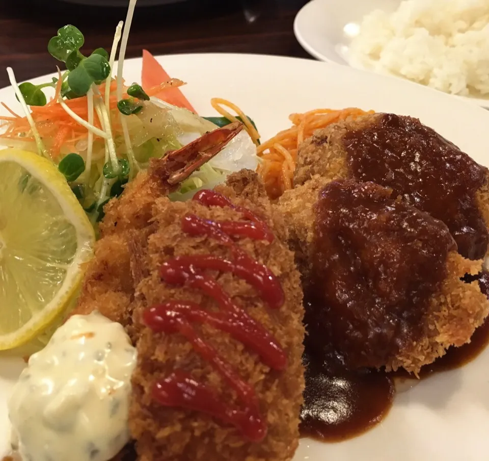 ミックス（海老・カニ爪クリーム・ヒレカツ・メンチ）フライʕ-̼͡-ʔ🍴#七海のレトロ食堂探訪|七海さん