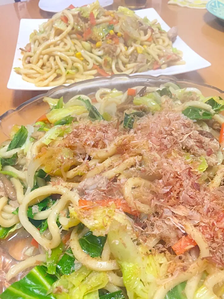 Snapdishの料理写真:奥：ソース焼うどん
手前：しょうゆ焼うどん|ふみぃさん