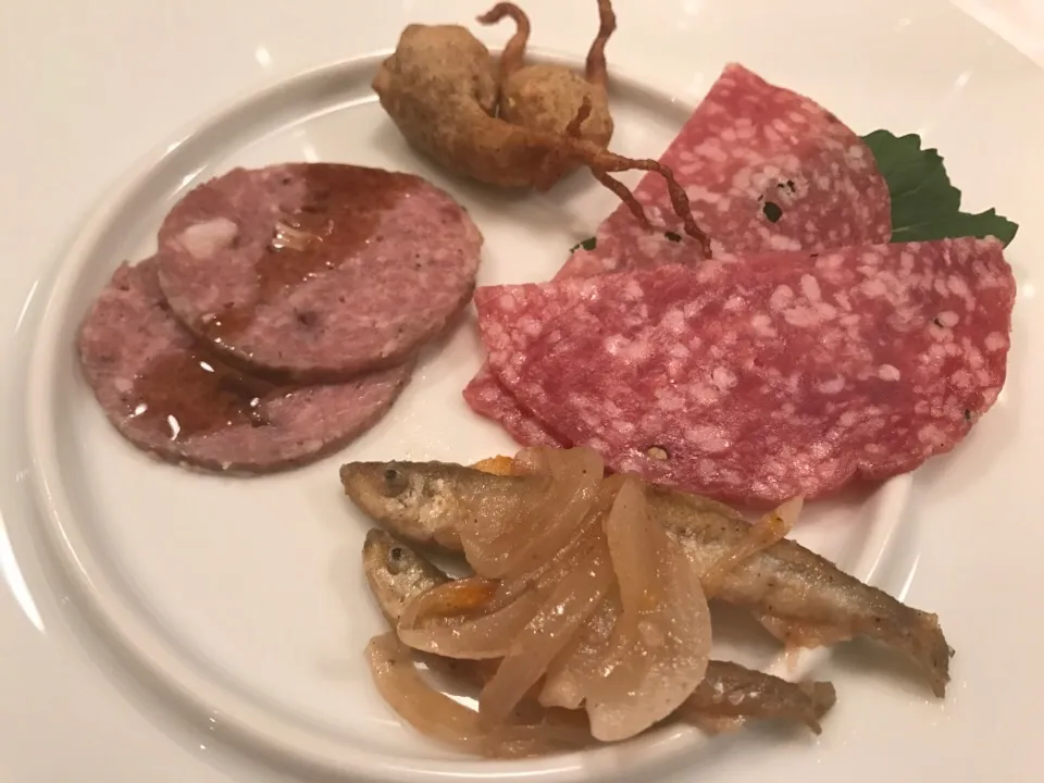 Antipasto misto(ミラノサラミ、ワカサギのカンピオーネ、ガゼーラチーズとそば粉のフリット「シャッツゥ」、モデナ地方料理「コテーキ」)|お家でbar!さん