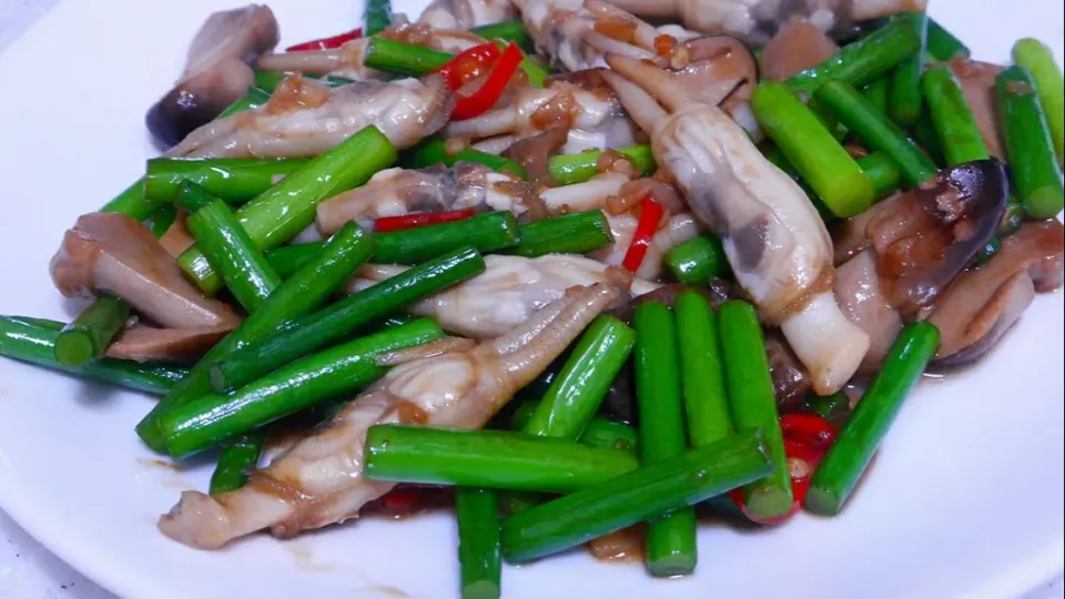 sauté razor clams and garlic sprouts|steven z.y.さん