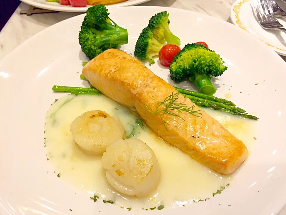 Snapdishの料理写真:Fried salmon & scallop with asparagus, herbs & cream sauce|Sky Blueさん