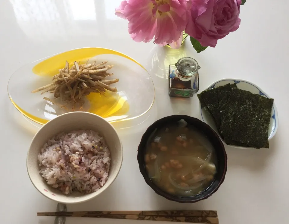 調味料や粉以外に冷蔵庫にあったのは…納豆と玉ねぎ新牛蒡、買い出しに行かなきゃと思った朝ごはん。|たうさん