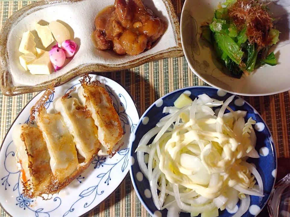 餃子・玉ねぎサラダ・小松菜のお浸し・焼き鳥の缶詰|shozuuさん