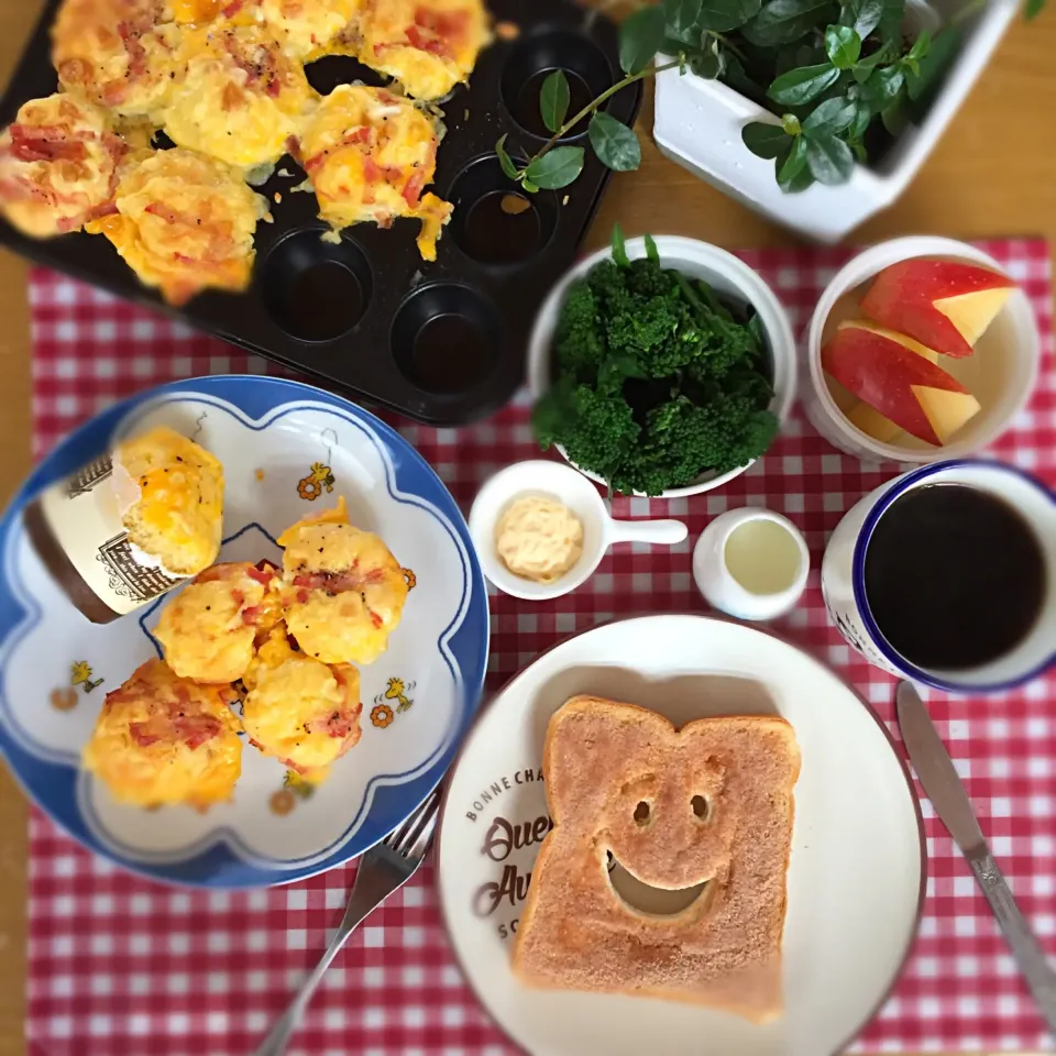 今朝の朝ごはん
ケランパンにシナモントースト|さえちゃんさん