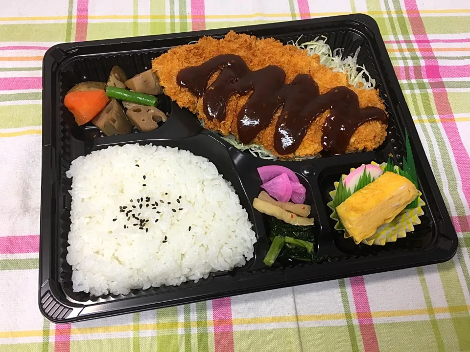 Snapdishの料理写真:とんかつ幕の内弁当 豊川市宅配|Naokazu Kuritaさん