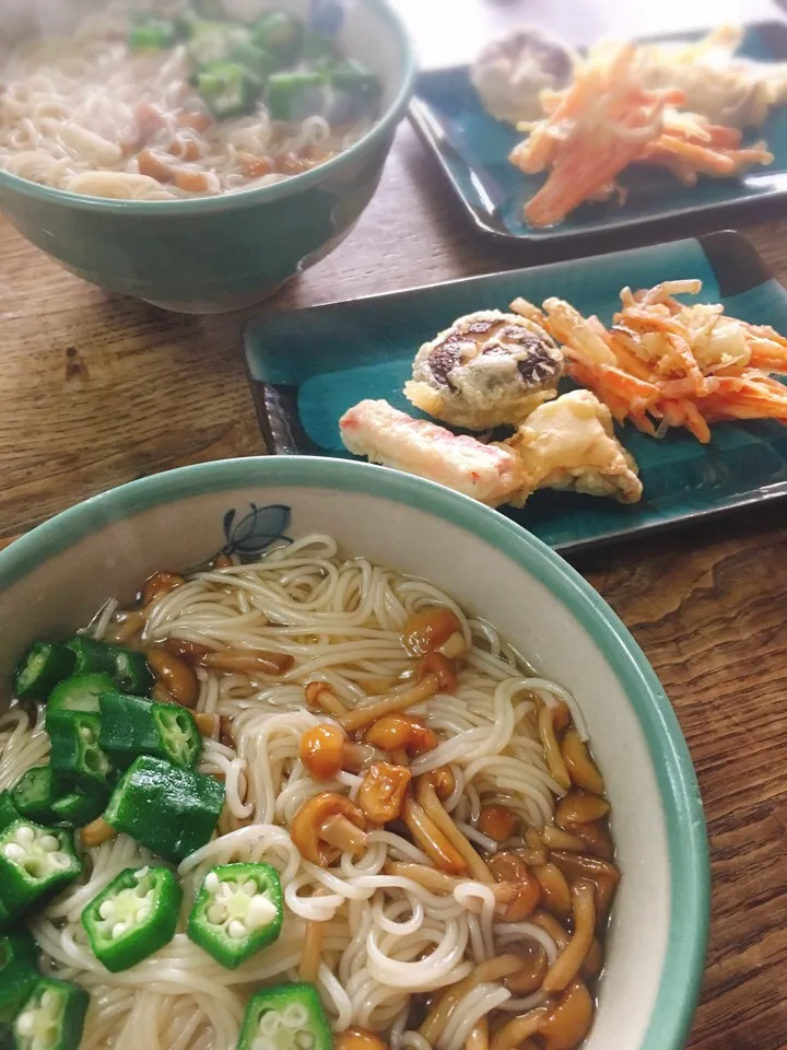 休日のお昼御飯
・なめことオクラのにゅうめん
・人参かき揚げ
・カニカマ  エリンギ  椎茸天ぷら|akiさん