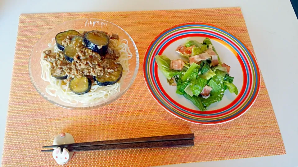 Snapdishの料理写真:今日の昼食　肉味噌なすのそうめん、ロメインレタスのマヨソテー|pinknari🐰🌈さん