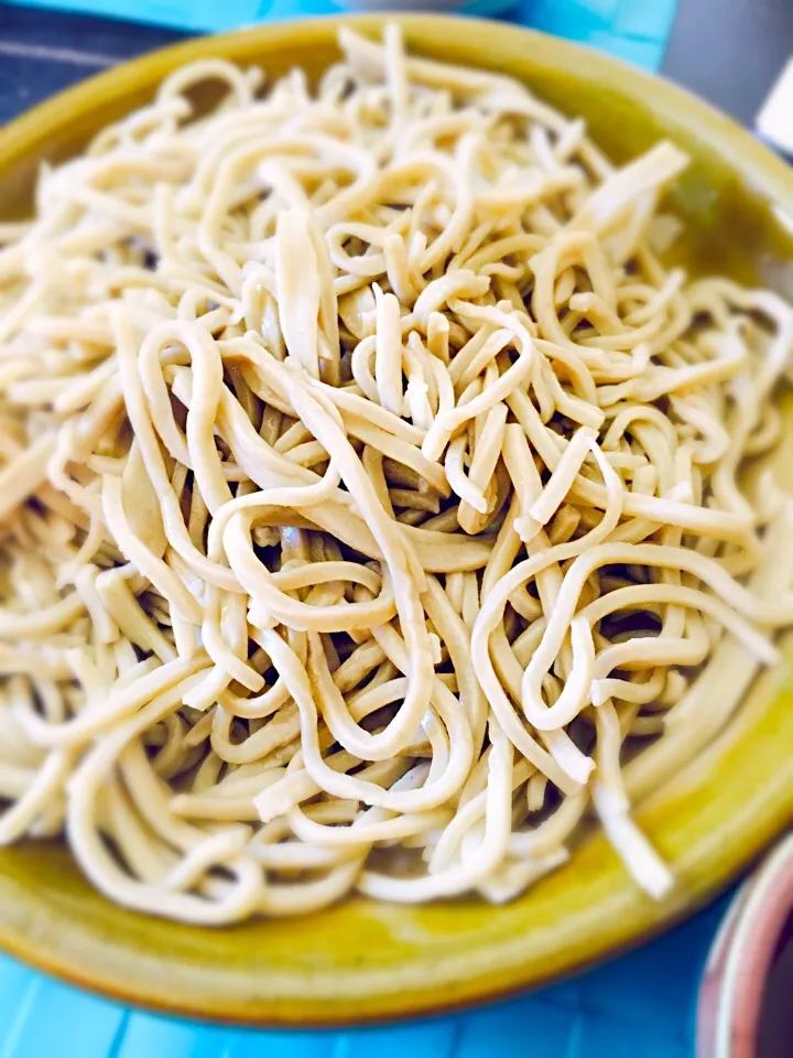 そば打ち体験時の蕎麦を。体験後に食べた先生のと違って私が打ったのはもはや蕎麦ではなくうどん。|うきさん