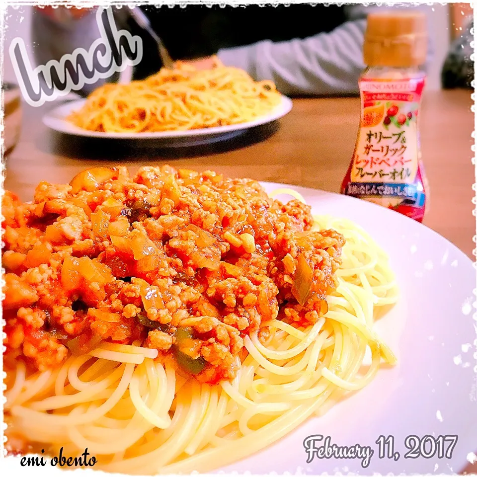 今日のお昼ご飯はミートソースパスタです(*’∪’*)
ひき肉､玉ねぎ､椎茸､ピーマン入りのソースです。|emi ＊＊＊さん