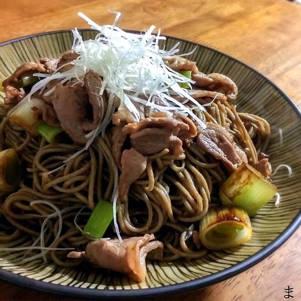 麺つゆで 日本そばの焼きそば 鴨南蛮焼き蕎麦|まる(丸大豆)さん