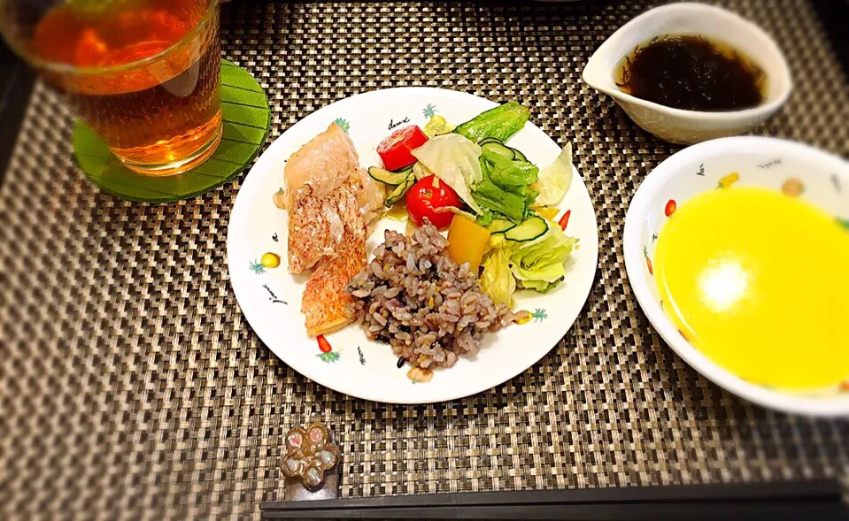 赤真鯛と野菜サラダと五穀米のワンプレートです❣️もずくとスープも付け加えて！(*^_^*)|Hi-Niさん