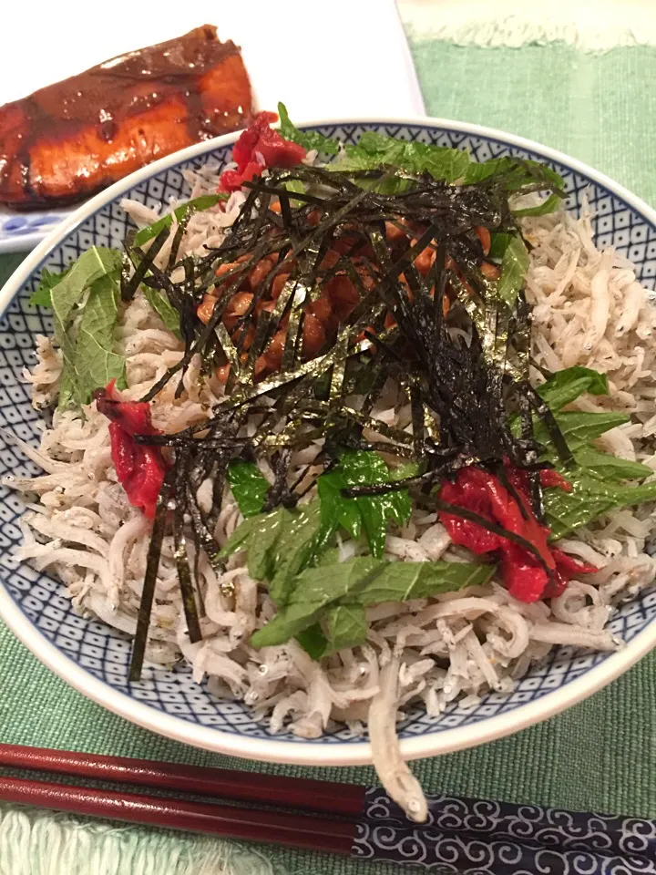 82歳の母手作りの「梅シラス納豆丼」&寒鰤の照り焼き🐟|ま〜てぃんさん