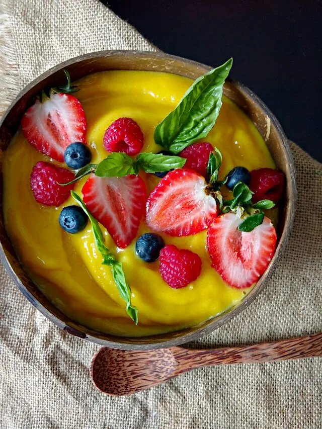 mango tumeric smoothie bowl|paulaさん