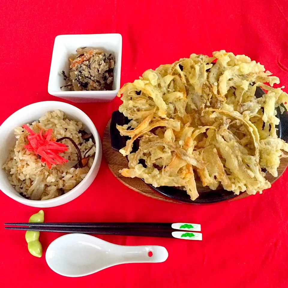 朝ごはんは幸せごはん出来たよ〜〜🤗
鍋焼きソーメンにジャンボごぼう天👍
炊き込みごはん( ◠‿◠ )
炒りおからGOODだね〜🤗💖💖💖|はみちゃんさん