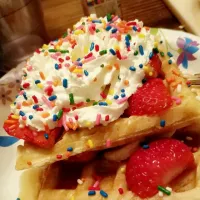 Homemade waffles topped with fruit, cream, and syrup. #dessert|Jeovankhaさん