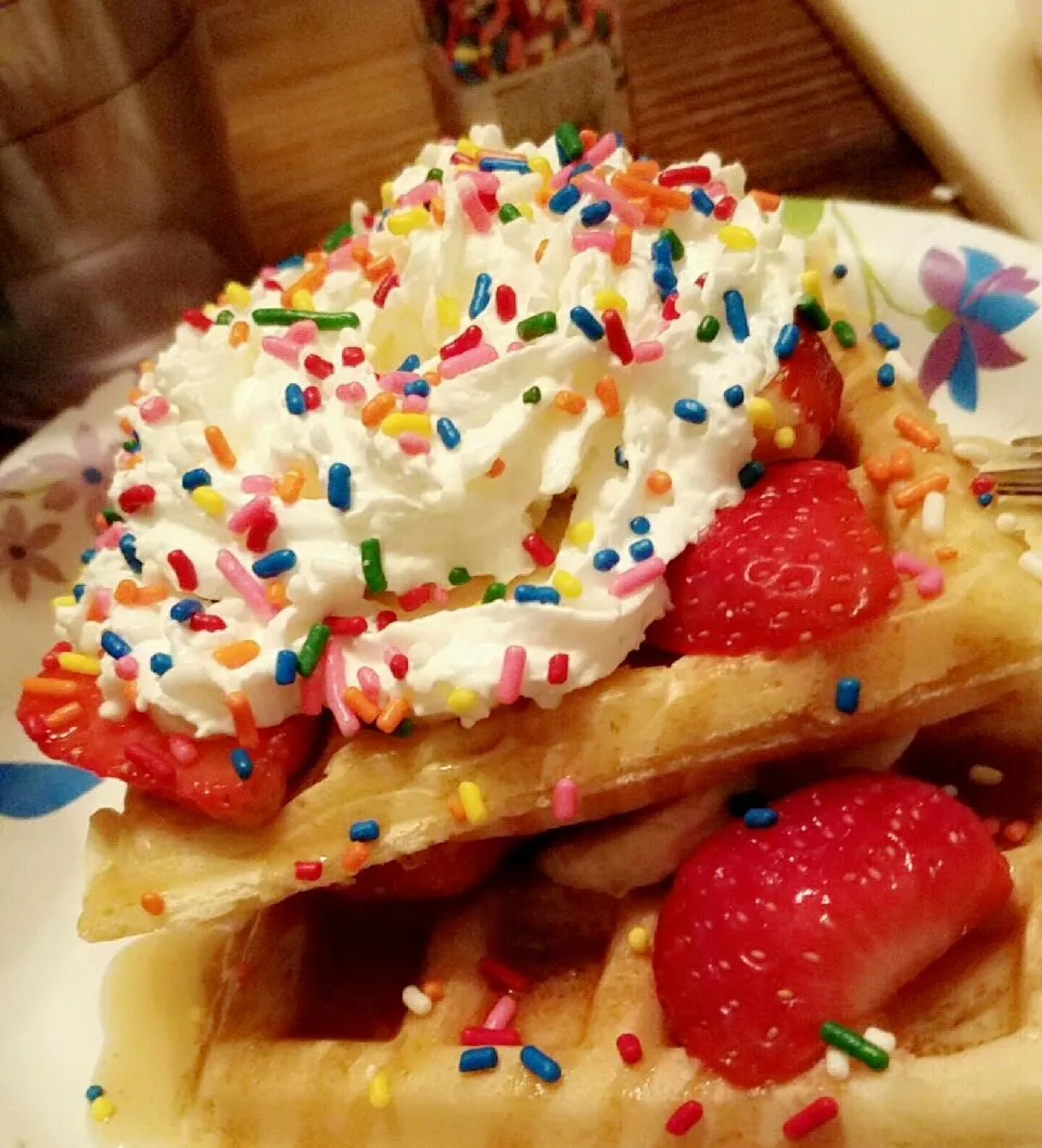 Homemade waffles topped with fruit, cream, and syrup. #dessert|Jeovankhaさん