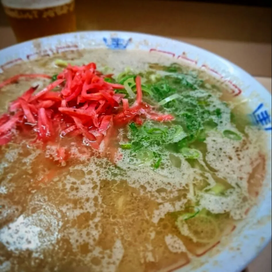 Snapdishの料理写真:真夜中の八ちゃんラーメン。
 #博多ラーメン #豚骨ラーメン #八ちゃんラーメン #名店 #バリカタ #替え玉 #行列店#ラーメン|kossyossさん