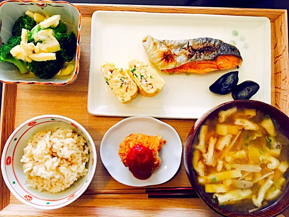 Snapdishの料理写真:…とある日の朝ごはん🍳
（ブロッコリーとお揚げの煮浸し、塩シャケ🐟、小葱入りだし巻き玉子、なすのお漬物🍆、クリームコロッケ、玄米ごはん、具沢山お味噌汁）|Tinaさん