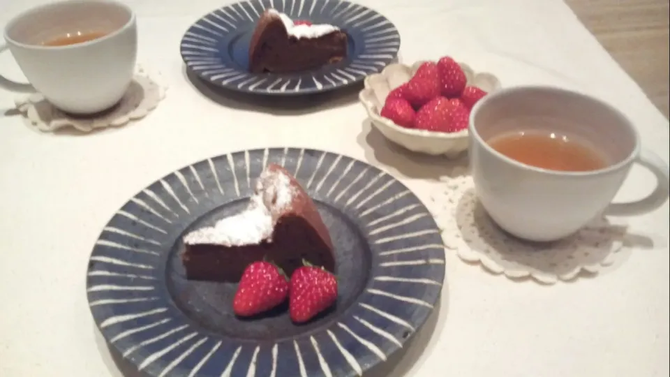 Snapdishの料理写真:✴バター❌✴クリーム❌✴粉❌の板チョコで作る軽～いチョコレートケーキ💕|このぴーさん