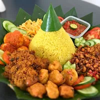 Snapdishの料理写真:Nasi Tumpeng with assorted dishes 🌸🌸 #indonesianfood #riceconedish|Finsさん