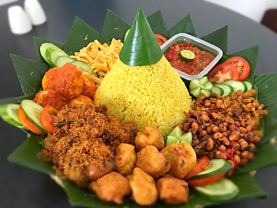 Nasi Tumpeng with assorted dishes 🌸🌸 #indonesianfood #riceconedish|Finsさん