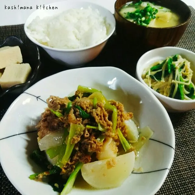 牛肉と蕪の炒め煮、高野豆腐の煮付け、エノキとほうれん草の醤油バター、豆腐と油揚げのお味噌汁(•ө•)♡|Kashimanakitchenさん