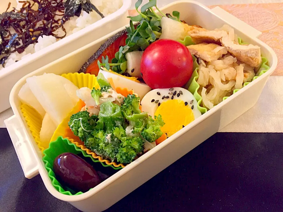 銀ダラ味醂漬け、べったら、切り干し大根、ブロッコリーシーチキンサラダ🥗のお弁当🍱🍙|もなかさん