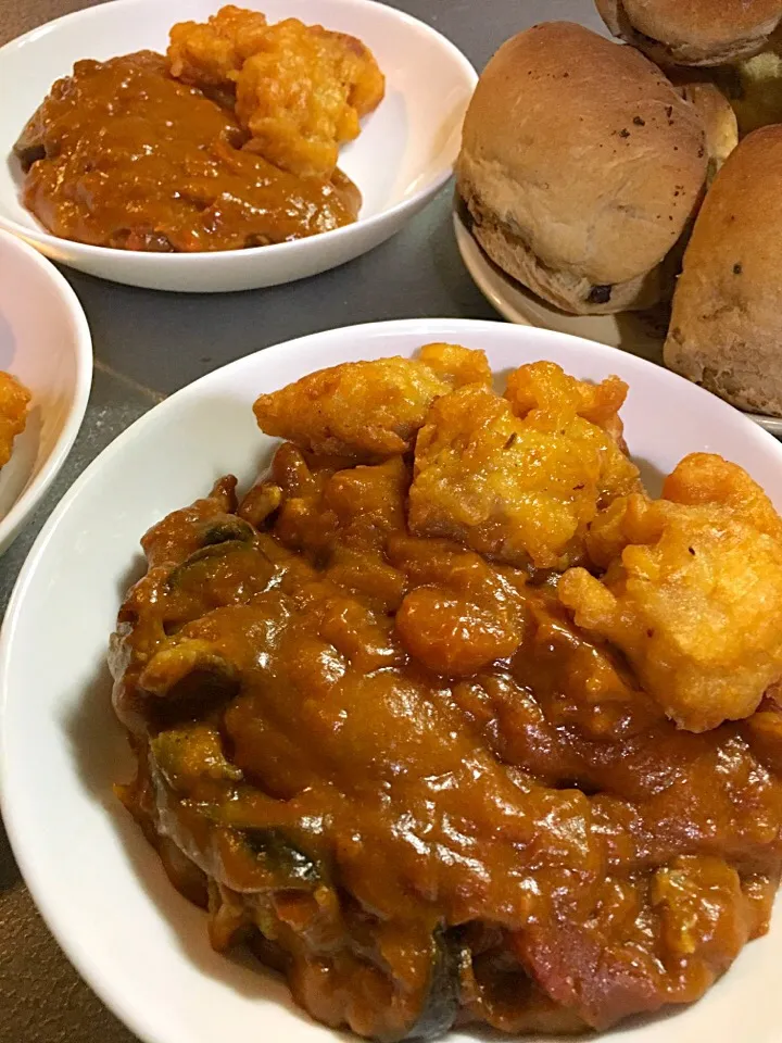 トマトとナスのカレーに唐揚げ。|たびもかさん