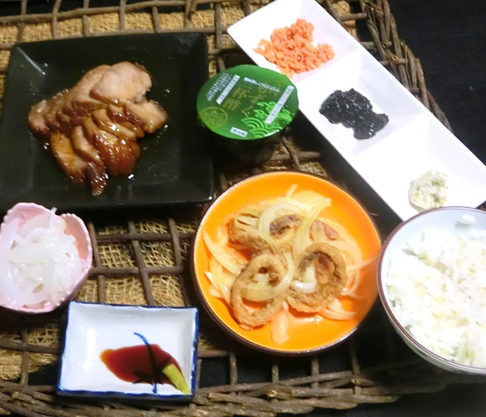 今日のメインはチャーシューとイカの唐揚げのマリネ。
冷蔵庫を開けて探していると、イカ素麺(紋甲イカ)ワサビ漬け、もずく、などもろもろご飯はまだ発芽玄米しています。😋|Hiroshi  Kimuraさん