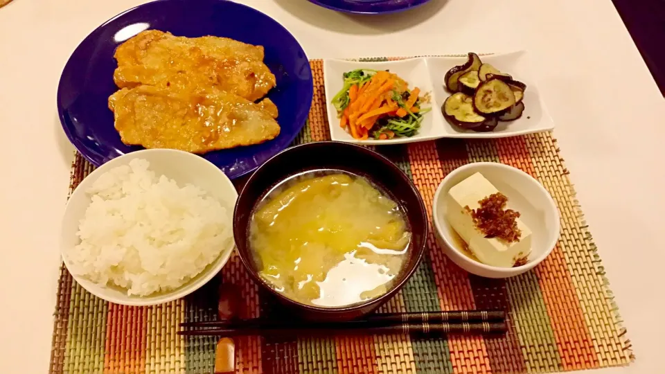 Snapdishの料理写真:今日の夕食　豚肉の香味ソース、豆苗と人参のごま和え、なすのマリネ、冷奴、白菜の味噌汁|pinknari🐰🌈さん