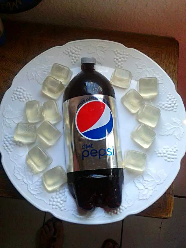 Snapdishの料理写真:pepsi jello ice cubes|CHUENCHAIさん