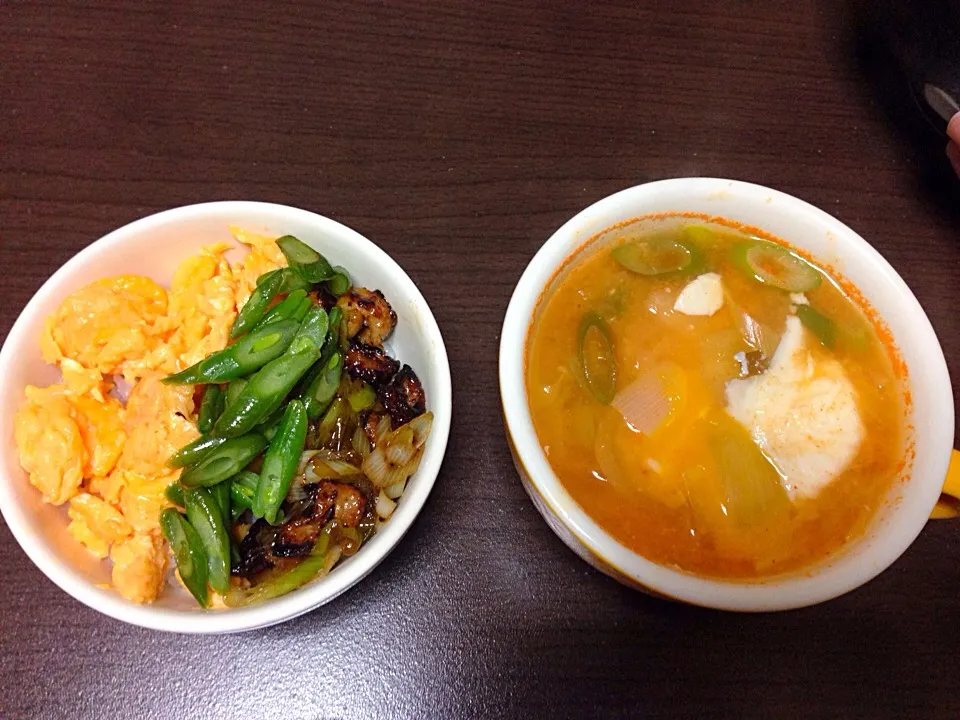 鶏皮三色丼とキムチスープ|こんこんさん