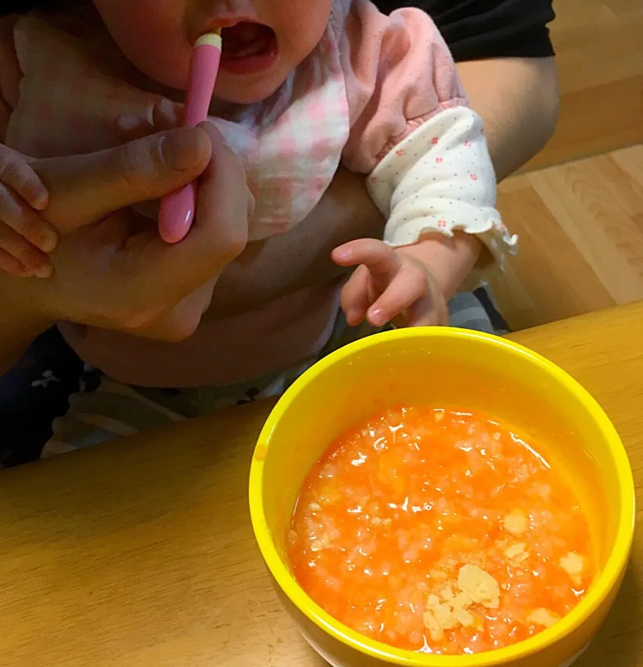 鶏肉とにんじんのおかゆ（食べ残しのおせんべいをのせて…）|hikari*さん