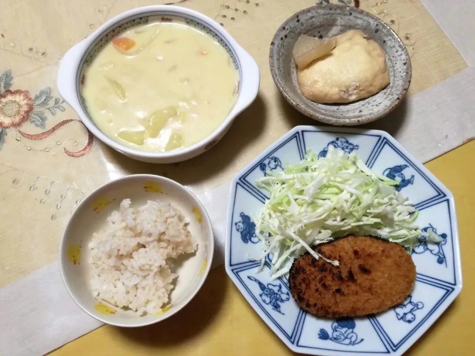 晩ごはん
今日もクリームシチューであったか
餅巾着とコロッケ|korinoさん