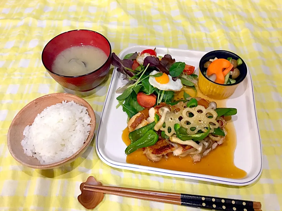 Snapdishの料理写真:今日の晩ごはん❤️
＊照り焼きチキン
＊和風ピクルス
＊うずらの目玉焼きのせサラダ
＊シジミの味噌汁|MISAKI♪さん