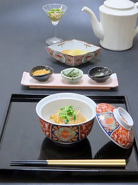 今日は、鯛茶漬け 山葵 ぶぶあられ もみ海苔 出汁、大根とさつま揚げのおでん風、えんどう豆の卵とじ

今日は私が出かけて帰りが夕方になるので、昼食は作って行ったのですが、夕飯は久しぶりに家族で魚べいにでも行こうかと約束していました。ところが予定変更で家で食べることに(^^;;

では、生ものに飢えている主人のためにも、|akazawa3さん