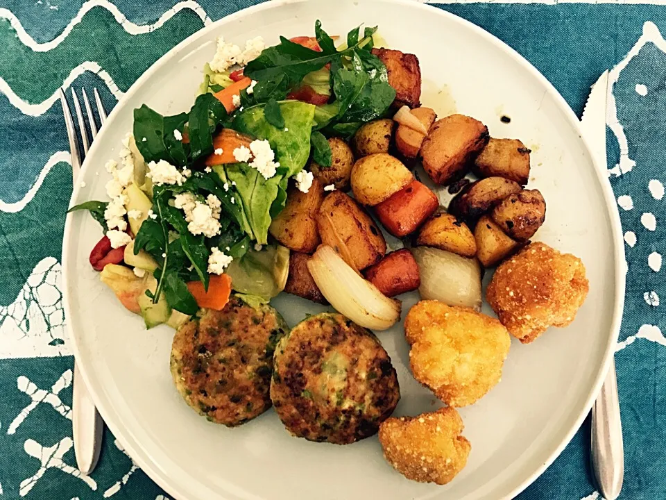 #peasbeanricottarocketonionfritters #potato #sweetpotato #carrot #onion #crumbedcauliflower #salad #vegetarian|Sergio Lacuevaさん