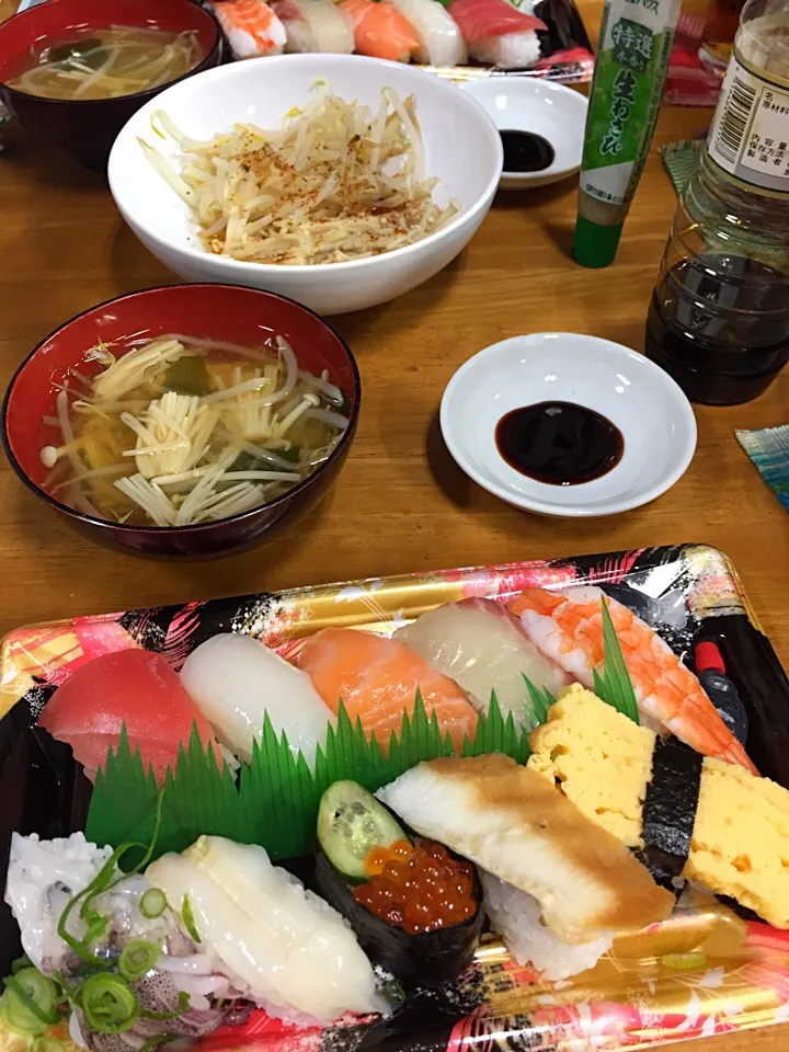 京阪百貨店の寿司🍣*\(^o^)/*
えのきとワカメとモヤシのみそ汁❗️|すかラインさん