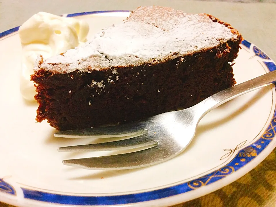 ケーキ入刀🍰
娘よりも先にオットがひと切れ食べ、アルバイトから帰った娘も食後にしっかりひと切れ目（笑）。
#ガトーショコラ・クラシック|madeleineさん