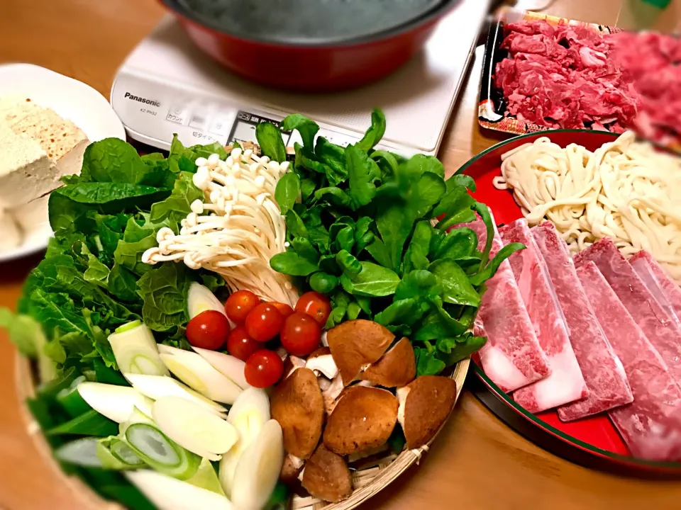 ベランダ育ちの白菜と春菊で、すき焼き…すき焼きにプチトマト合うんですよ〜|Tomiko Muramatsuさん