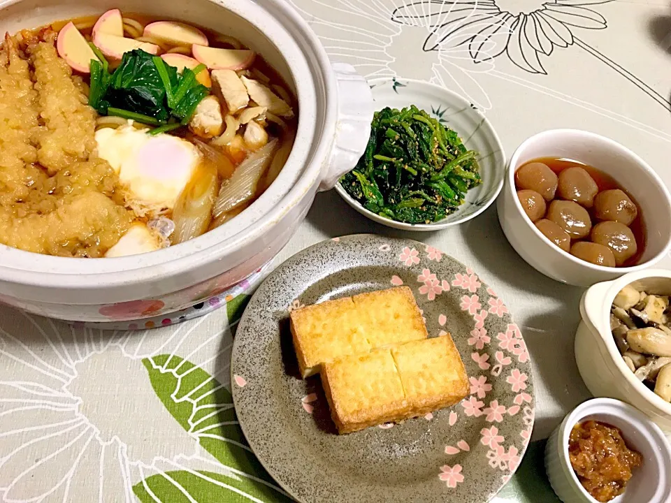 姉の誕生日はずっと食べたがってた鍋焼きうどん ほうれん草の胡麻和えと玉こんにゃく、厚揚げ等ととも|tabyさん