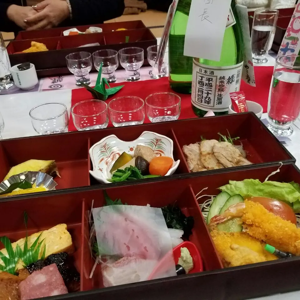 日本酒を楽しむ会
蓬莱泉立春朝搾りで恵方呑み|Morito Kamiyaさん