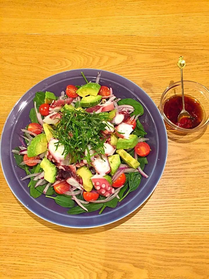 Snapdishの料理写真:タコとアボカド🥑のサラダ🥗|hiromiさん