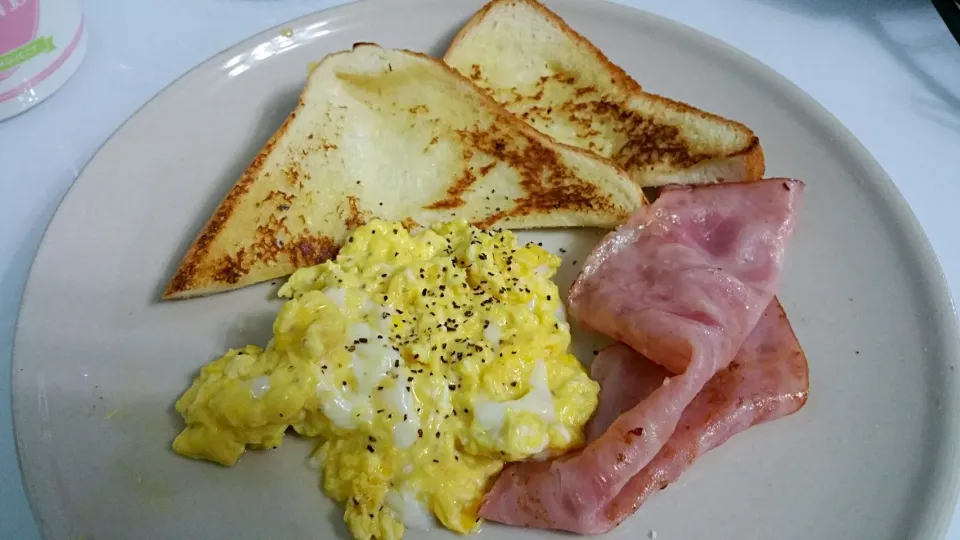 Monday breakfast with butter toast grilled honey baked ham and 1 scrambled egg 😍😙|🌷lynnlicious🌷さん