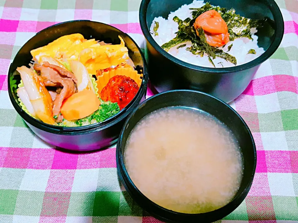 お弁当。出し巻き卵と豚と葱の甘辛焼きと肉団子とお味噌汁。|エリカさん