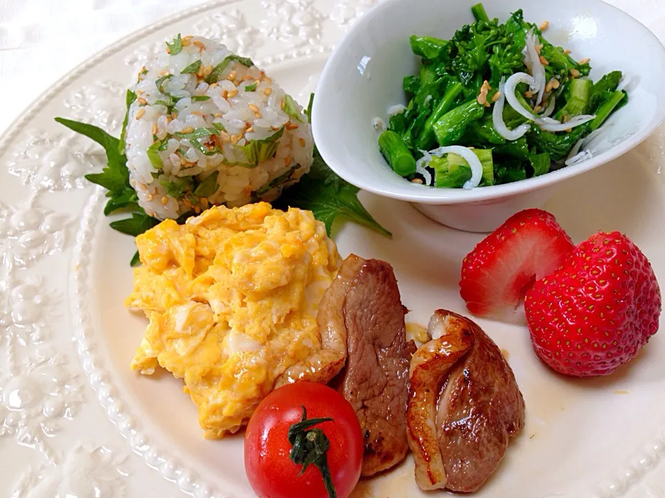 朝ごはん   鴨の照り焼き  菜の花としらすの胡麻油炒め  紫蘇と鰹節、ゴマのおにぎり 炒り卵 苺|プリュパリスさん