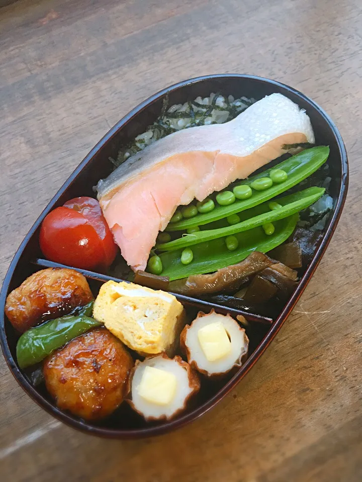 今日のお弁当
・塩じゃけ
・鶏肉団子の甘酢焼
・だし巻き卵
・チーズ入ちくわ
・干し椎茸の佃煮
・スナップエンドウ|akiさん